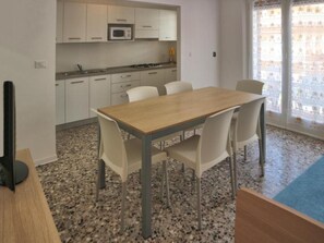 Apartment, 3 Schlafzimmer, Terrasse, Gartenblick | Esszimmer