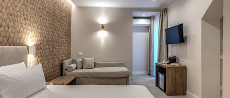 Habitación triple Deluxe | Caja de seguridad en la habitación, cortinas blackout y insonorización
