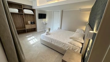 Deluxe Quadruple Room | In-room safe, blackout drapes, soundproofing, iron/ironing board