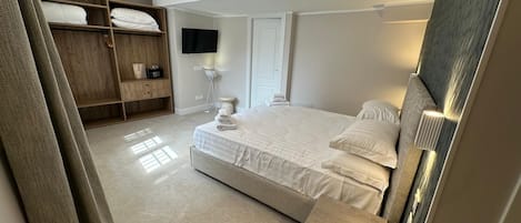 Deluxe Quadruple Room | In-room safe, blackout curtains, soundproofing, iron/ironing board