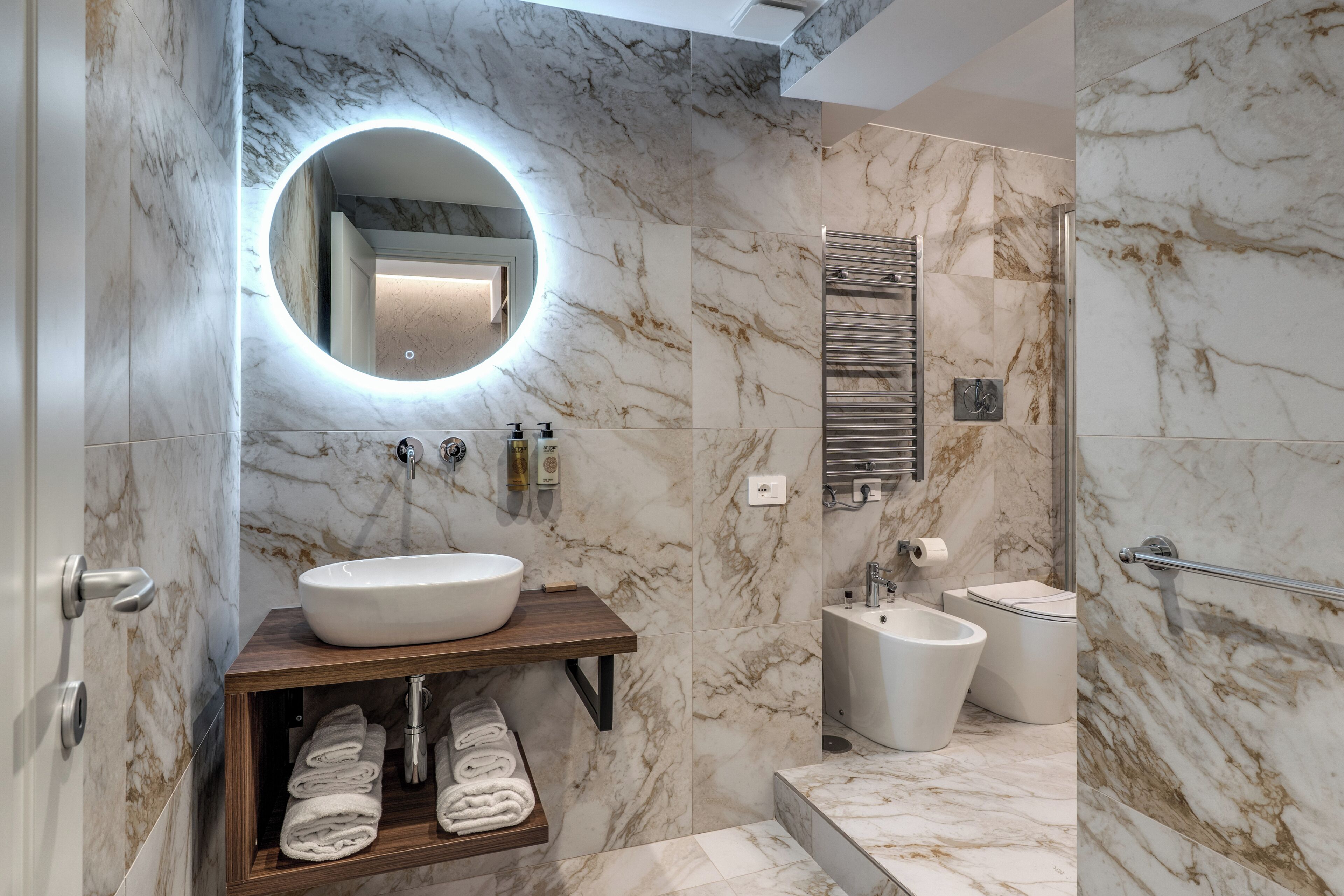 Deluxe tweepersoonskamer | Badkamer | Een haardroger, handdoeken, zeep, shampoo
