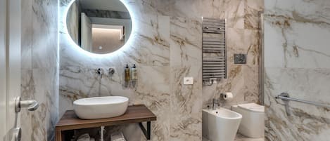 Deluxe Double Room | Bathroom | Hair dryer, towels, soap, shampoo