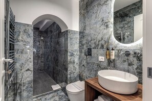 Deluxe Quadruple Room | Bathroom | Hair dryer, towels, soap, shampoo - LF Borgo Trastevere (Rome)