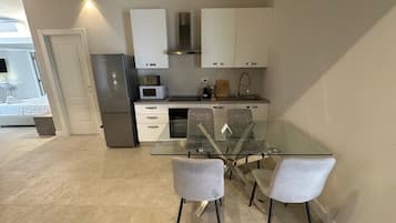 Deluxe Quadruple Room | Private kitchen