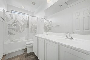 Douche, serviettes fournies, papier toilette