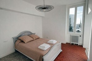 3 chambres, fer et planche à repasser, accès au Wi-Fi (inclus)