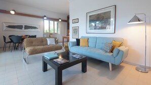 Ein Wohnzimmer mit Sofa, Couchtisch und Lampe.