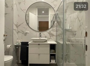 Bathroom - Vrbo Property (Milano)