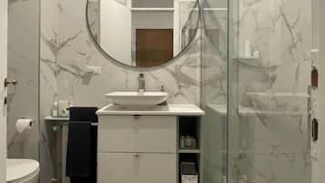 Doccia, asciugacapelli, bidet, asciugamani