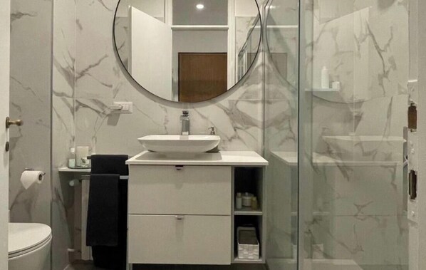 Doccia, asciugacapelli, bidet, asciugamani