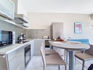Kühlschrank, Mikrowelle, Ofen, Kochgeschirr/Geschirr/Besteck