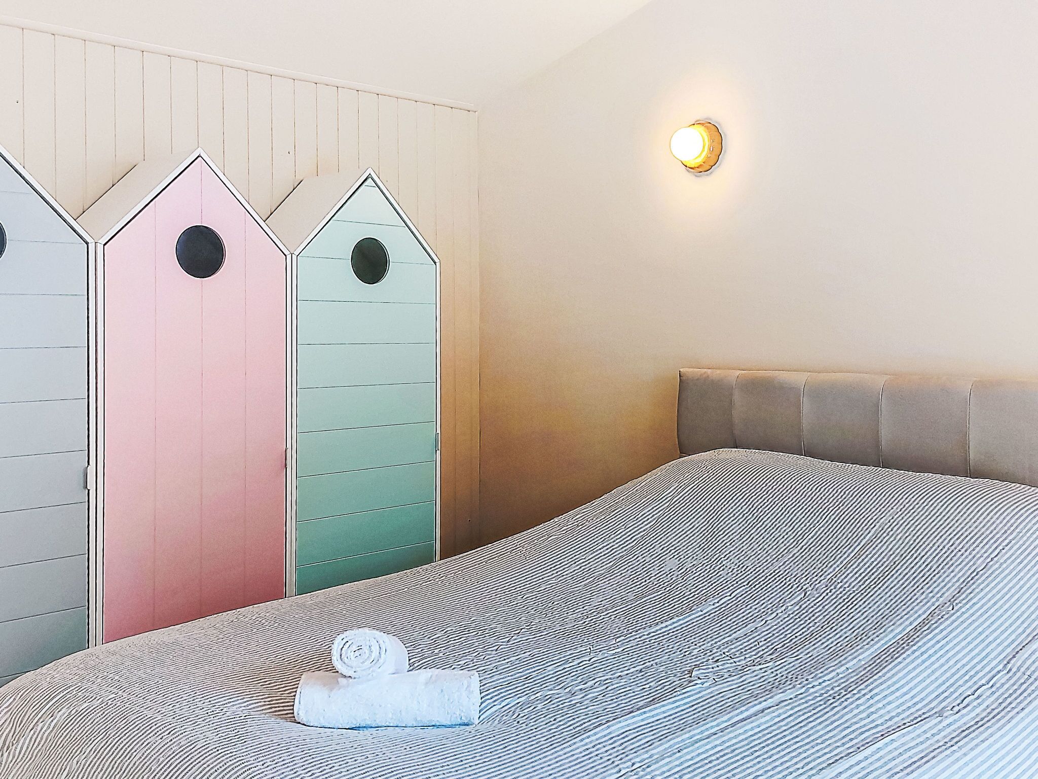 3 bedrooms, desk, internet