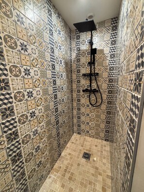 Hair dryer, towels, soap, toilet paper - Apartment in the center of Vieux Cannet (le cannet)