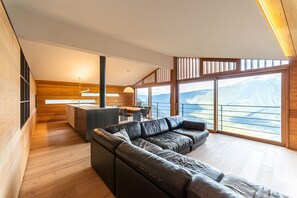 Living area - Chalet Oberjuval – Historic Estate Surrounded by Alpine Meadows (Castelbello-Ciardes)