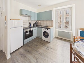 Fridge, oven, coffee/tea maker, electric kettle - Charming duplex for 2 in the city center (Pont-l´Abbé)