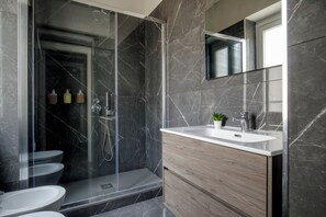 Bathroom - Signature Rooms by Hannah Hotels Collection (Roma)