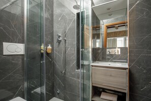 Regadera, amenidades de baño gratuitas, secadora de cabello, toallas 