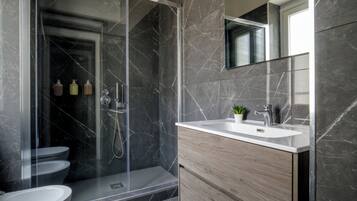 Douche, articles de toilette gratuits, sèche-cheveux