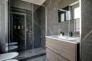 Shower, free toiletries, hair dryer, towels - Signature Rooms by Hannah Hotels Collection (Rome)