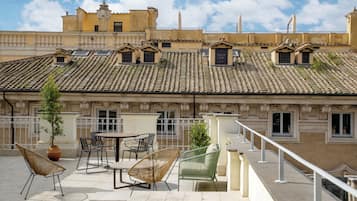 Habitación junior doble, vistas a la ciudad | Restaurante al aire libre