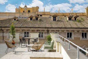Outdoor dining - Signature Rooms by Hannah Hotels Collection (Roma)