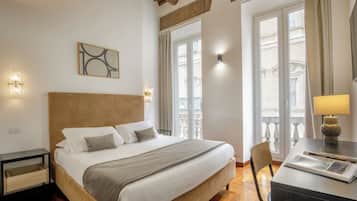 Deluxe-Doppelzimmer, Balkon, Stadtblick | Schreibtisch, laptopgeeigneter Arbeitsplatz, kostenloses WLAN