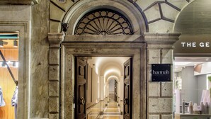 A hallway with a stone archway, a sign reading '912', and a sign for 'hannah'. - Signature Rooms by Hannah Hotels Collection (Rome)