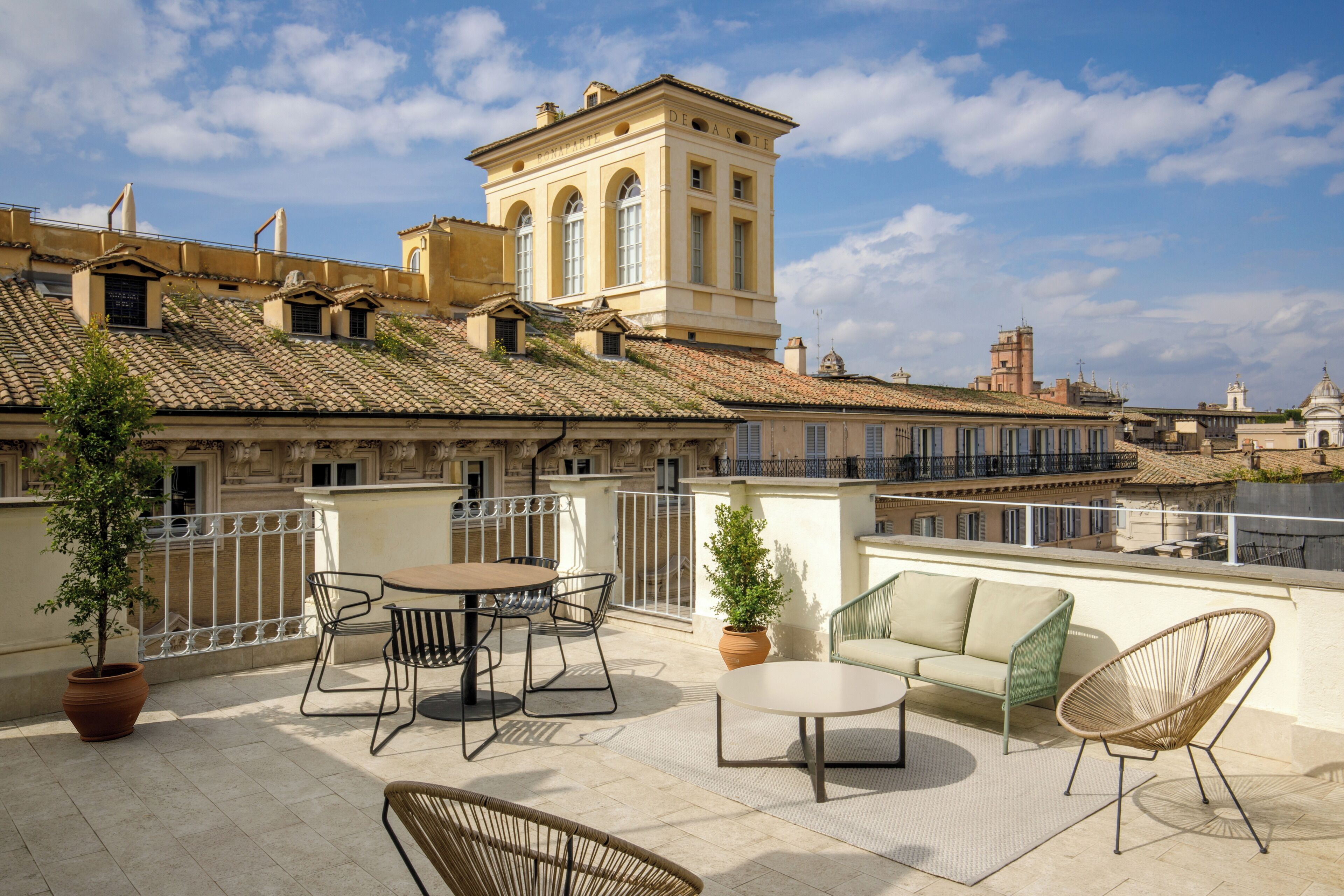 Habitación junior doble, vistas a la ciudad | Restaurante al aire libre