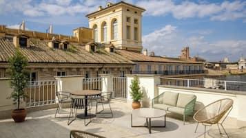 Habitación junior doble, vistas a la ciudad | Restaurante al aire libre