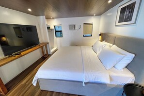 Desk, rollaway beds, free WiFi, bed sheets - Novella Tagaytay (Tagaytay)