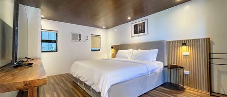 King Studio | Desk, rollaway beds, free WiFi, bed sheets