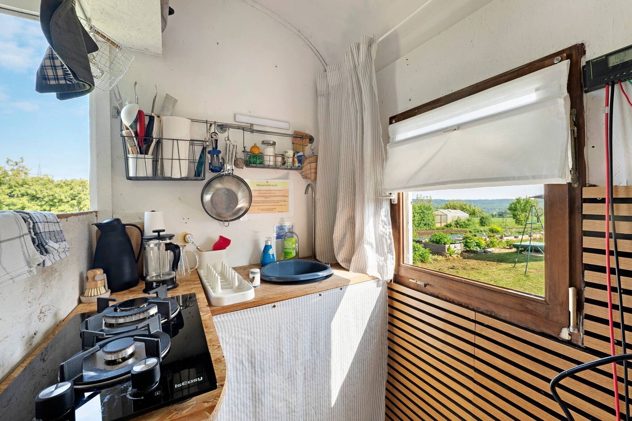 Kylskåp, spishäll, kaffe- och tebryggare och grytor/köksredskap