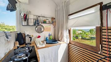 Kylskåp, spishäll, kaffe- och tebryggare och grytor/köksredskap