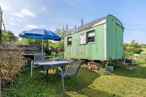 Roulotte 'Nature Pure/No.7' avec terrasse privée et vue panoramique sur la campagne
