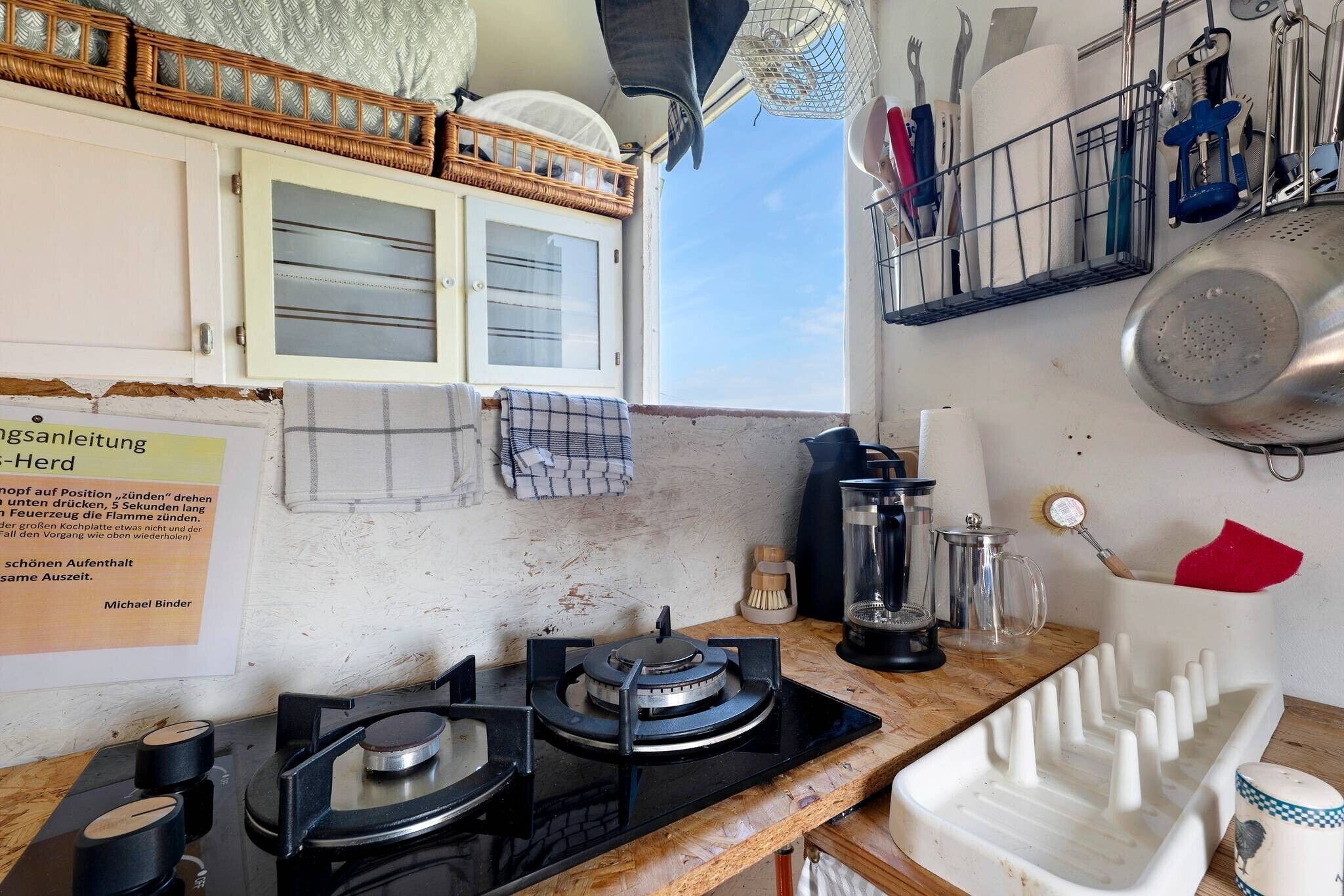 Réfrigérateur, plaque de cuisson, cafetière/bouilloire