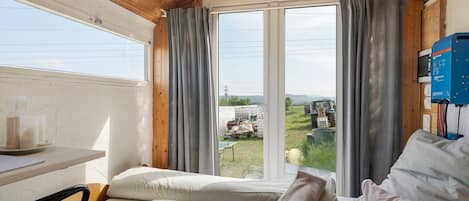 1 bedroom, bed sheets