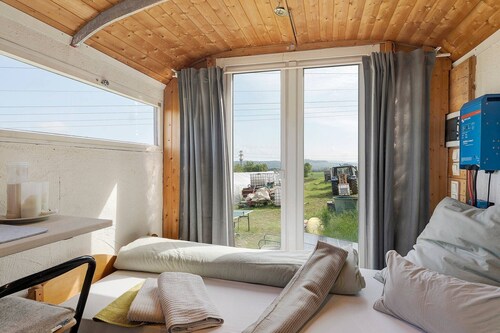 Der Bauwagen 'Ruhe Pur - im Horst' mit eigenem Freisitzbereich und Blick übers Land.