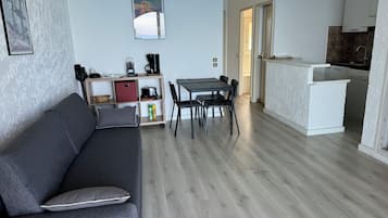 Classic Apartment, Balcony, Sea View | Makan dalam bilik