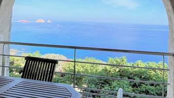 Classic Apartment, Balcony, Sea View | Tempat makan luar