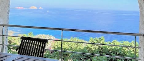 Classic Apartment, Balcony, Sea View | Outdoor dining