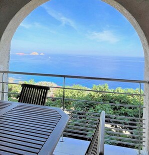 Classic Apartment, Balcony, Sea View | Outdoor dining - Marine de Palumbare (Monticello)