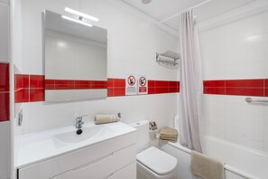 Ducha, secador de pelo y toallas