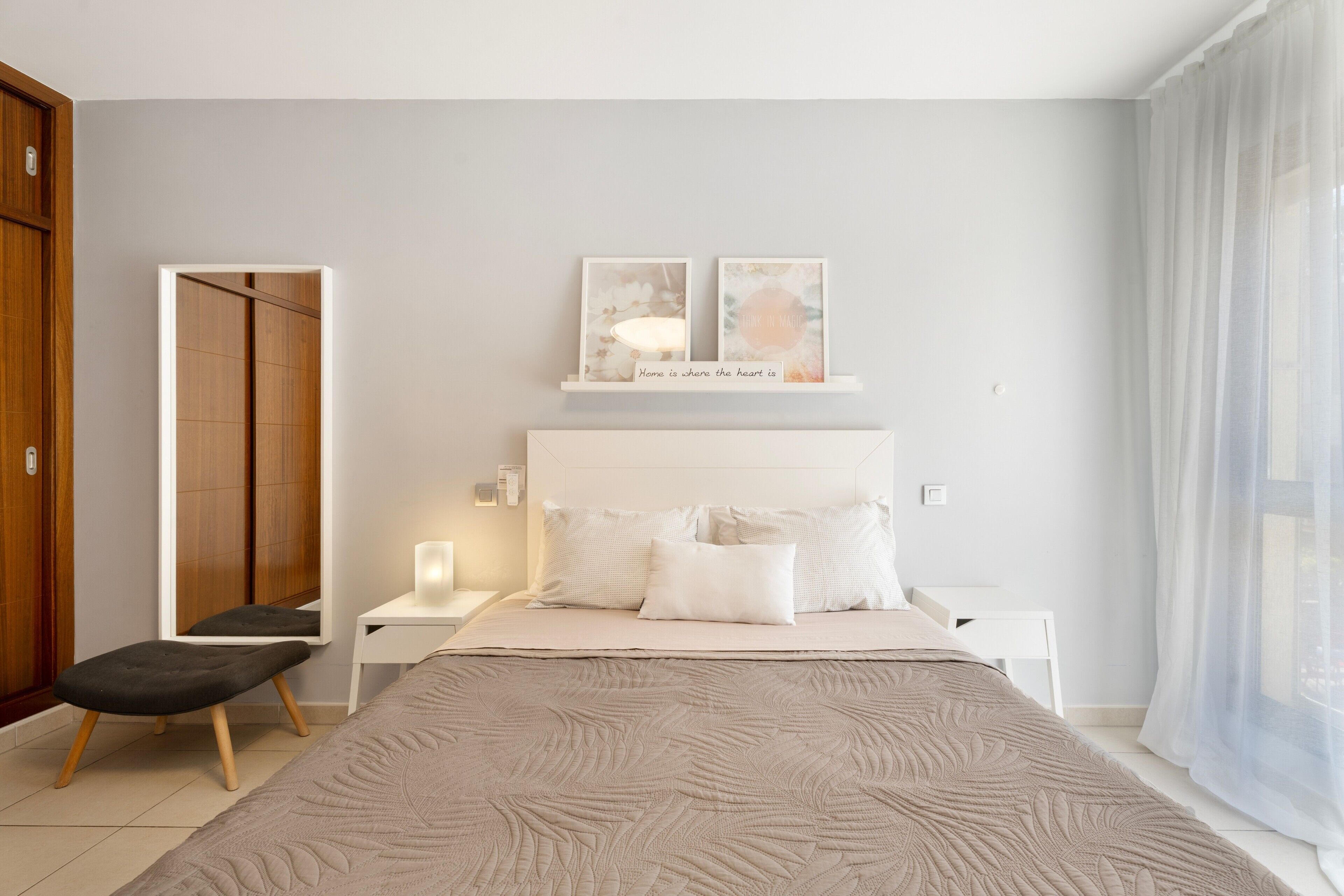 1 dormitorio, tabla de planchar con plancha, wifi y ropa de cama