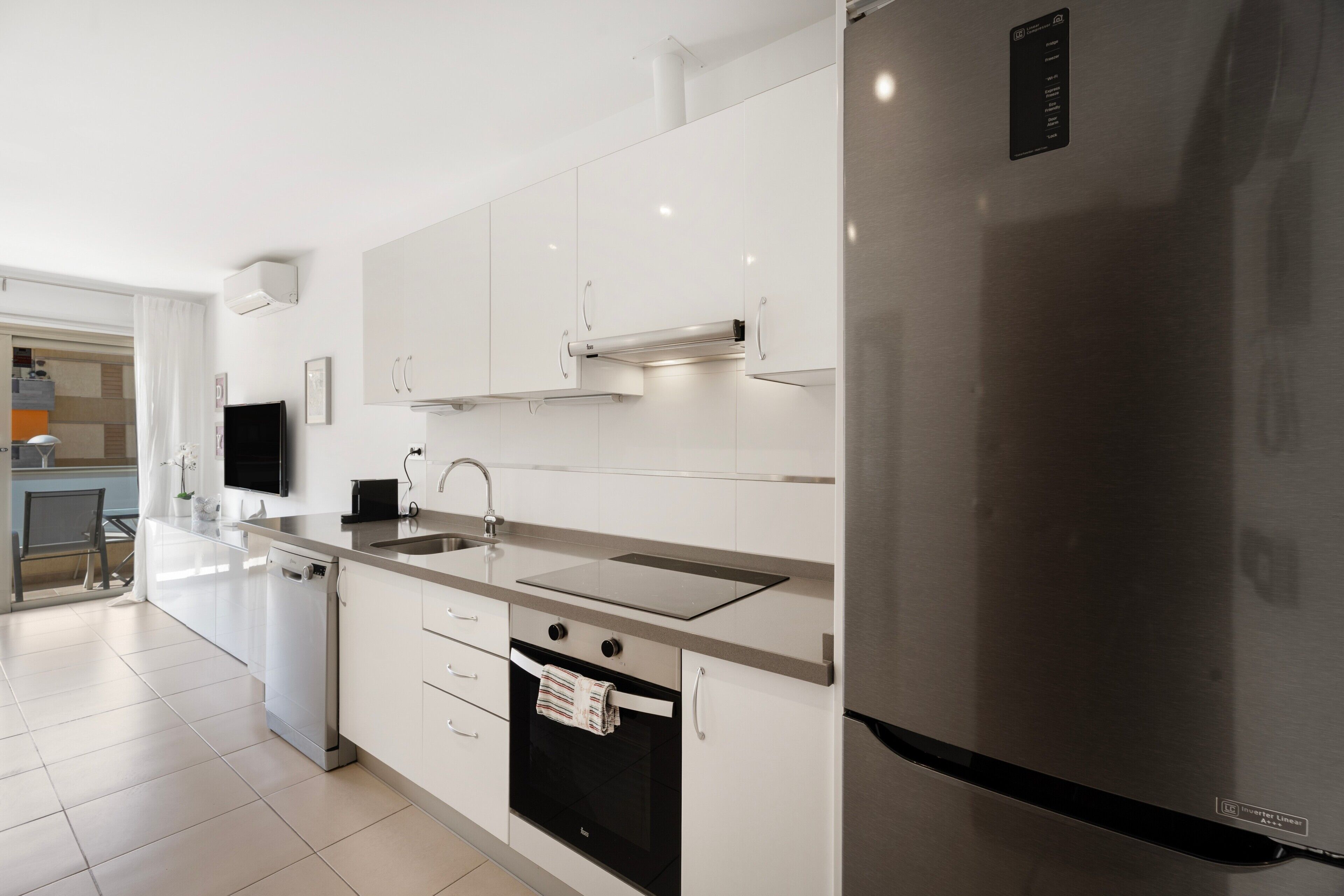 Frigorífico, microondas, horno y placa de cocina