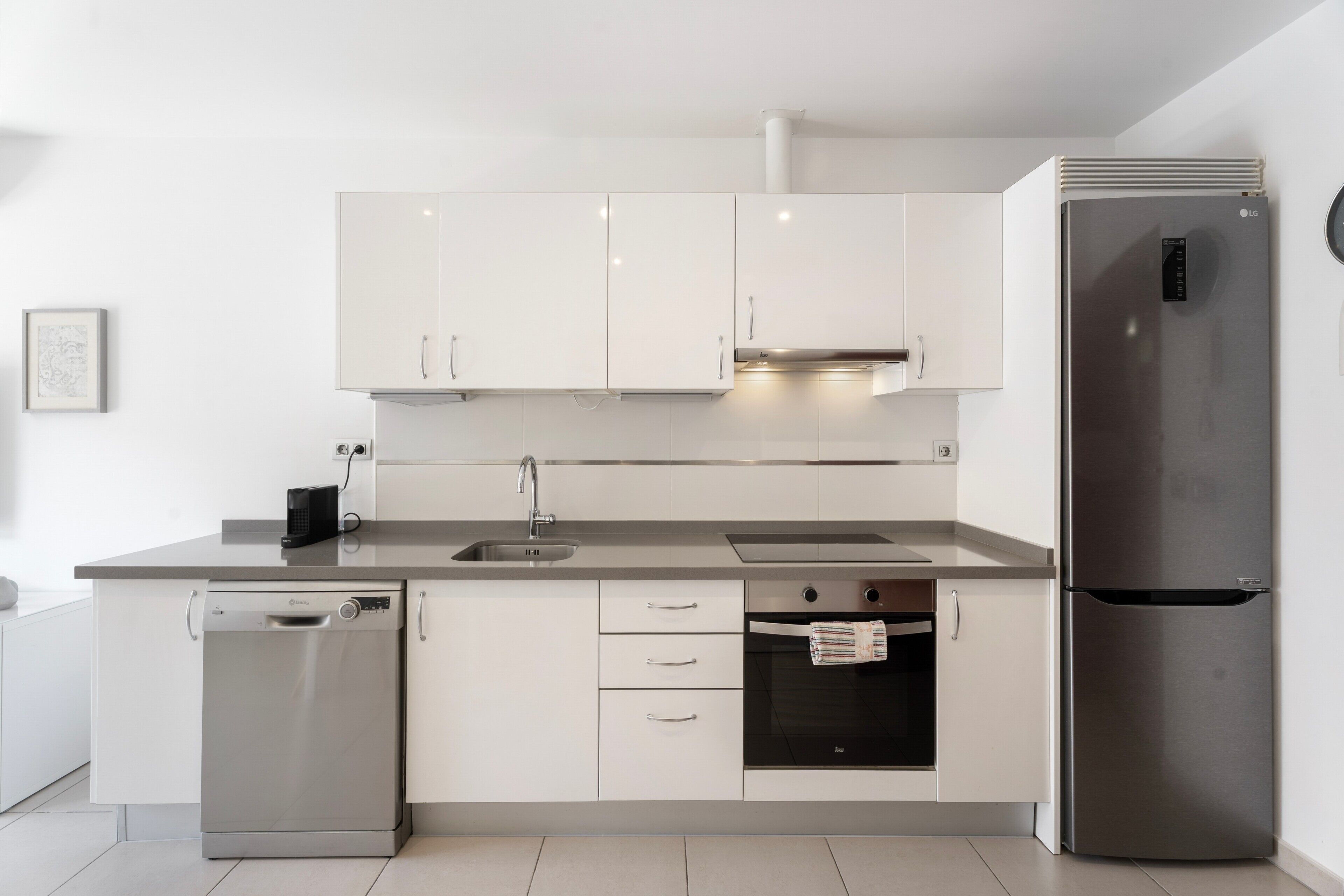 Frigorífico, microondas, horno y placa de cocina