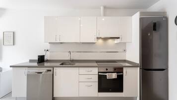 Frigorífico, microondas, horno y placa de cocina