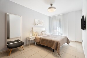 1 dormitorio, tabla de planchar con plancha, wifi y ropa de cama