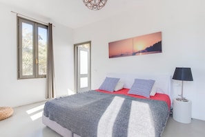 4 bedrooms, iron/ironing board, WiFi, bed sheets