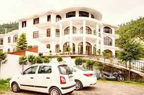 Exterior - Hotel Kaler Hotel And Resort Bhimtal (Bhimtal)