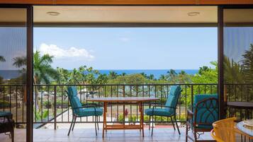 Condo, Multiple Beds, Lanai, Ocean View (Sunset View at Kahaluu Bay Villas) | Interior